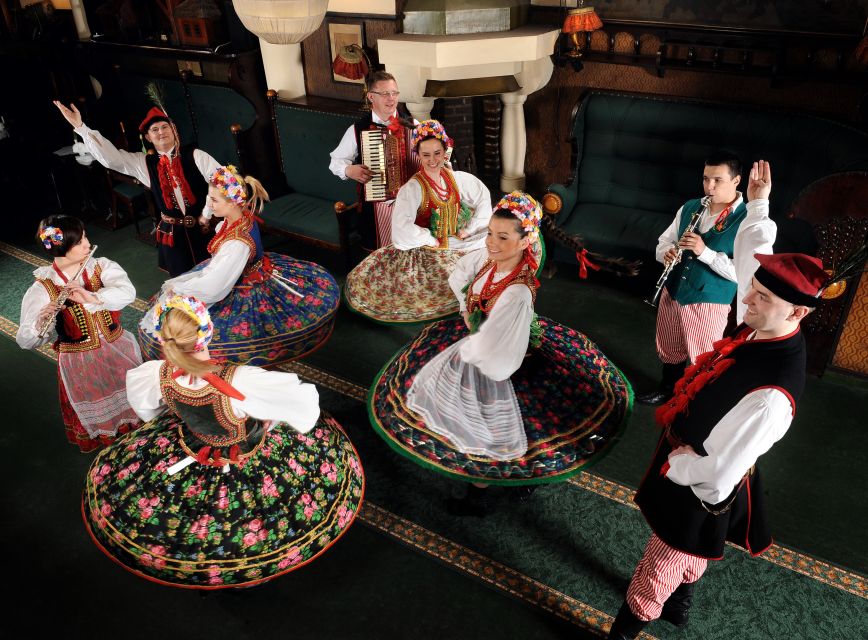 Krakow: Folk Show & 3-Course Dinner at Jama Michalika Café - Starting the evening on Floriańska Street