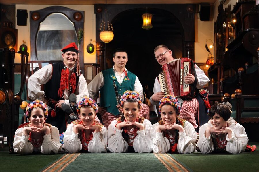 Krakow: Folk Show & 3-Course Dinner at Jama Michalika Café - Dinner arrives between the performances