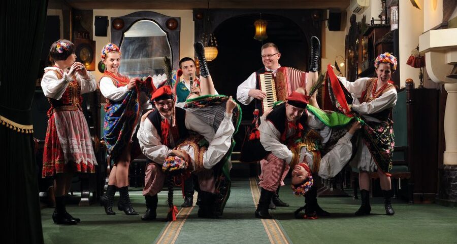 Krakow: Folk Show & 3-Course Dinner at Jama Michalika Café - The first 25 minutes: music, costumes, and Polish traditions
