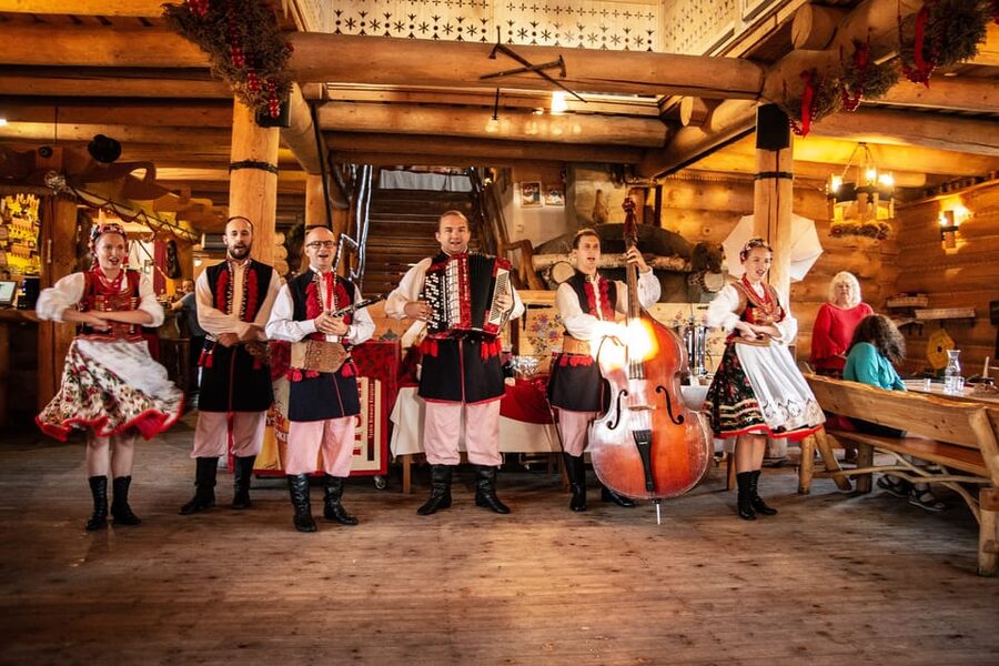 Krakow: Full Traditional Polish Dinner & Folk Show - Arriving at the Skansen Smaków cottage