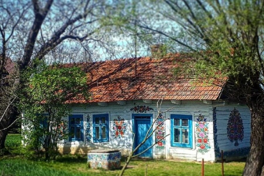 Krakow: Guided Day Tour of Zalipie Village & Museum Entry - Seeing the painted houses and village details