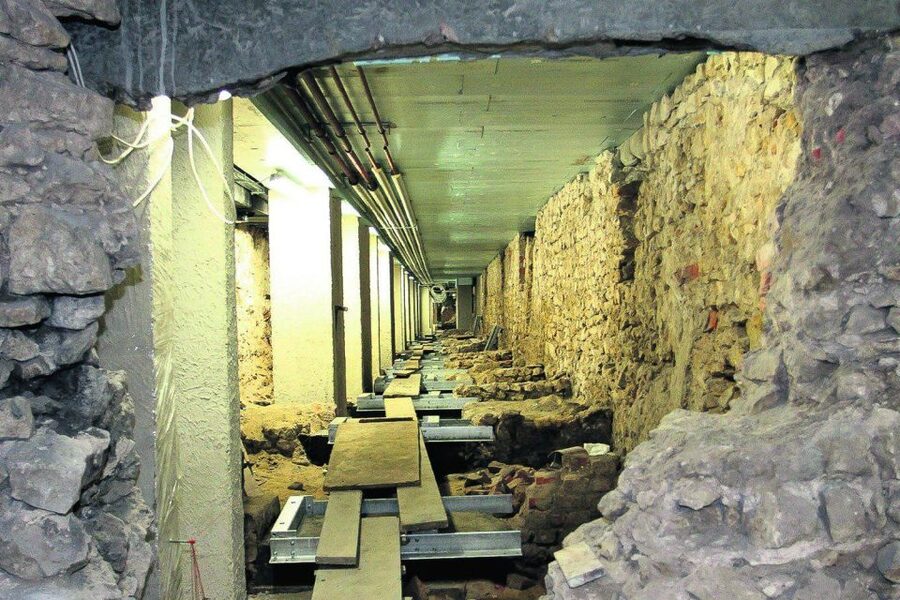 Krakow: Guided Tour of Rynek Underground - Meeting the guide and entering the museum