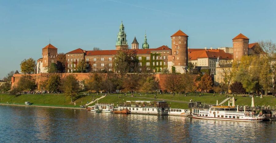 Krakow: Guided Wawel Tour, Lunch, and Vistula River Cruise - Cruising the Vistula after lunch