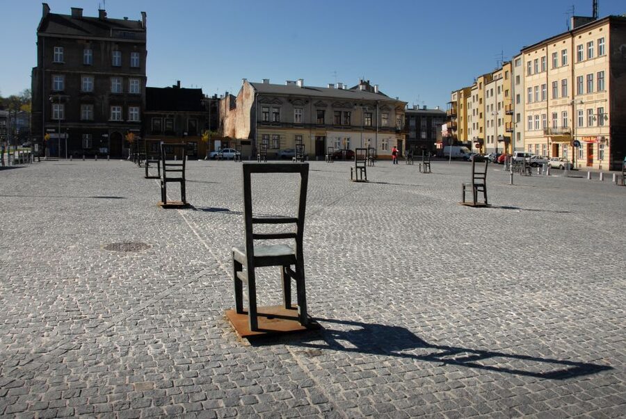 Krakow: Jewish Ghetto Guided Walking Tour - Guides, languages, and the quality of explanation