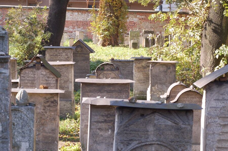 Krakow: Jewish Quarter Guided Walking Tour - Price, group size, and what you receive