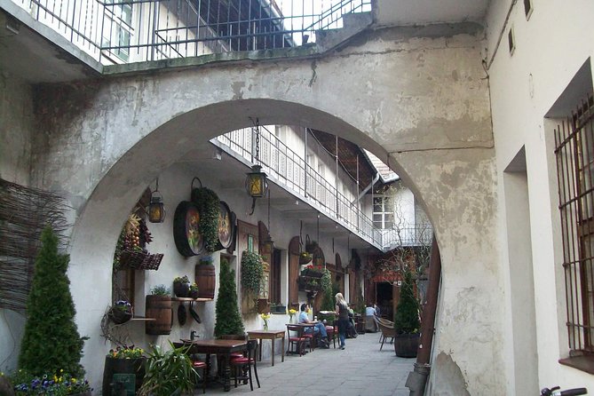 Krakow Kazimierz and Jewish Ghetto Tour with Synagogues - What the guide adds to difficult history