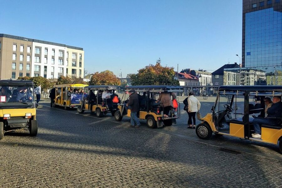 Krakow: Kazimierz by Golf Cart and Schindler's Factory Tour - How the two guiding styles work together