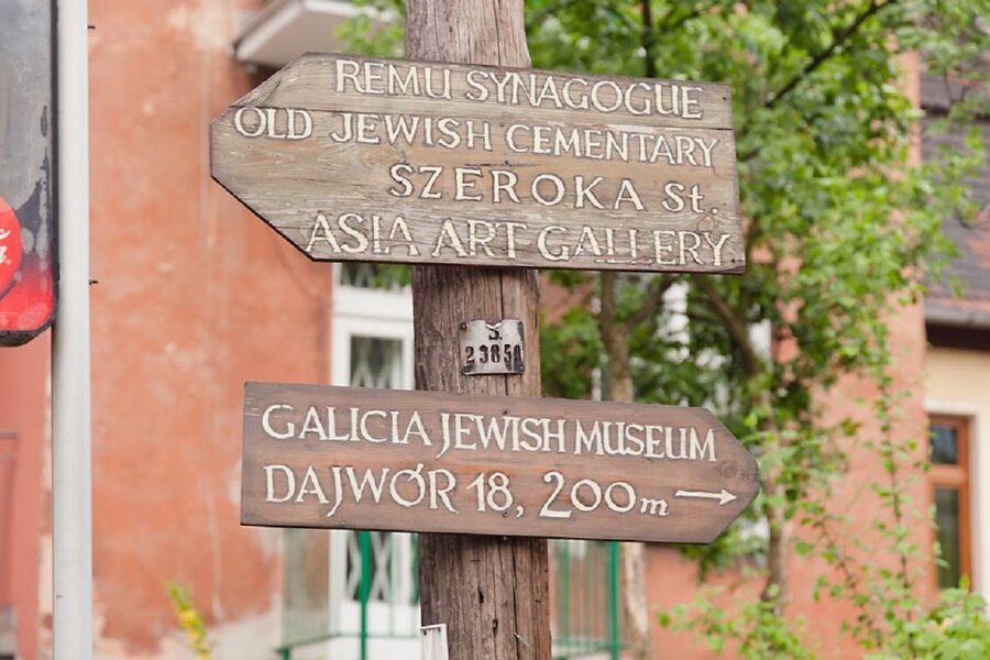 Krakow: Kazimierz Jewish District Private Guided Tour - Ghetto walls and the Holocaust story