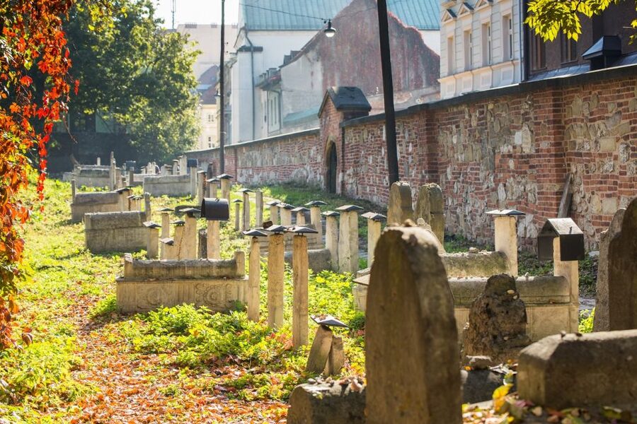 Krakow: Kazimierz Jewish Quarter Guided Walking Tour - Guide quality and language choices