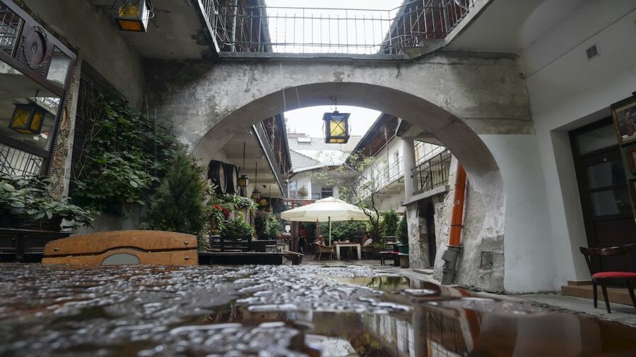 Krakow: Kazimierz Jewish Quarter Walking Tour - Weather, timing, and what to bring