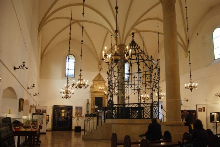 Krakow: Kazimierz Jewish Quarter Walking Tour - How the guides shape the experience