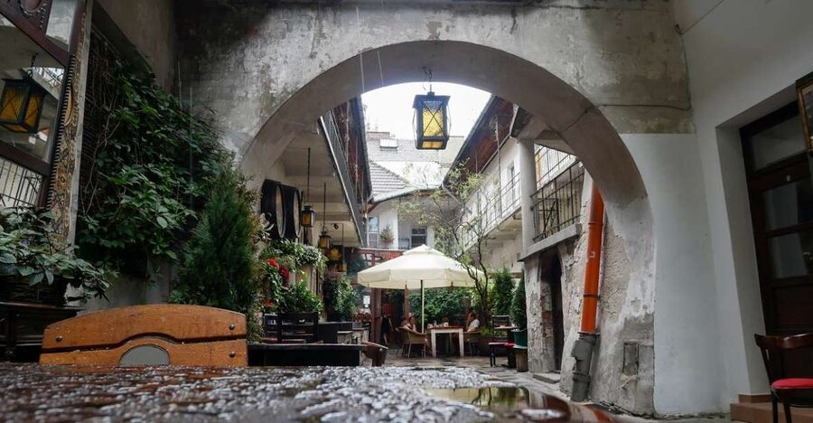 Krakow: Kazimierz, Schindler's Factory & Ghetto with Guide - Walking through the former Jewish ghetto