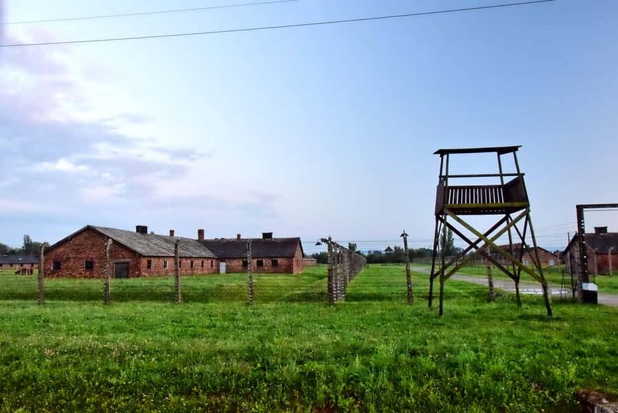 Krakow: Last Minute Auschwitz-Birkenau Guided Tour - Auschwitz I: entering the preserved camp