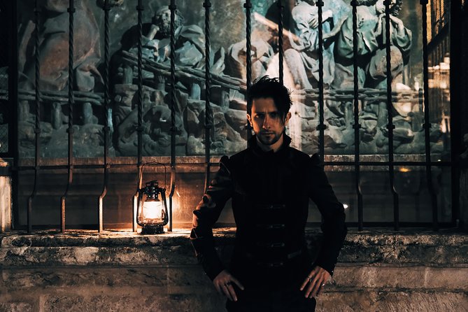 Krakow Night Tour: Ghosts, Vampires and Legends of the Old Town - Wawel Castle and the medieval walls