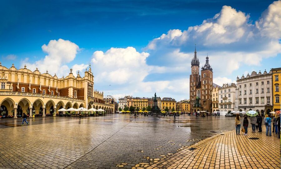 Krakow: Old Town Highlights Private Walking Tour - Kazimierz and Krakow’s Jewish heritage