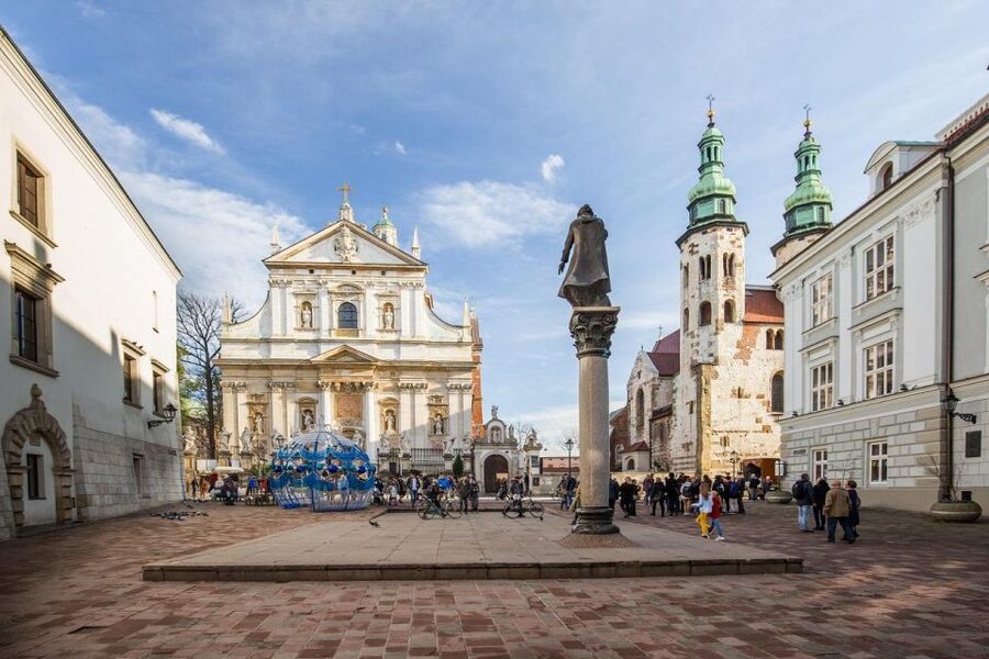 Krakow: Old Town short walk with St. Mary's Basilica visit - Timing, meeting point, and pace