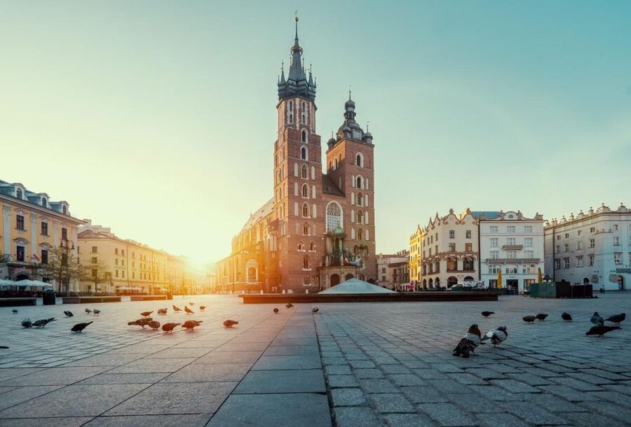 Krakow: Old Town short walk with St. Mary's Basilica visit - Starting inside St. Mary’s Basilica