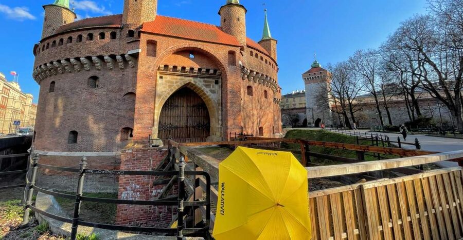 Kraków: Old Town & Wawel Castle Walking Tour in English - Starting between the Barbican and St. Florian’s Gate