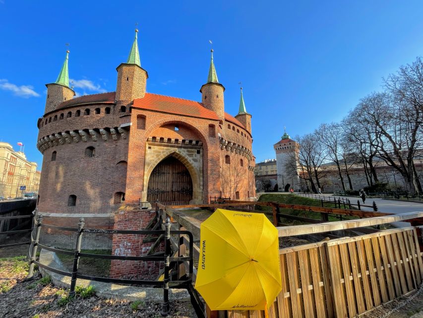 Kraków: Old Town & Wawel Castle Walking Tour in English - Main Market Square, the Cloth Hall, and St. Mary’s Basilica