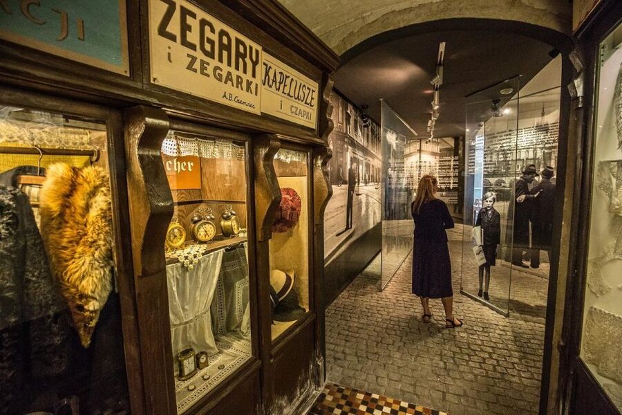 Kraków: Oskar Schindler's Factory Tour and Admission Ticket - What the 90-minute visit is really about