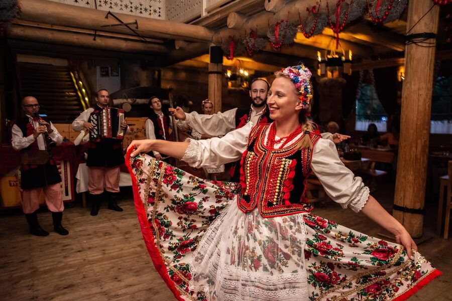 Krakow: Polish Folk Night with Dinner and Unlimited Drinks - From Krakow’s Center to Kryspinów Lake