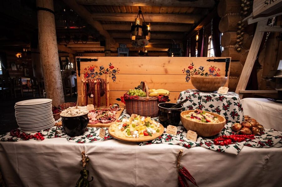 Krakow: Polish Folk Night with Dinner and Unlimited Drinks - The Restaurant Beside Kryspinów Lake