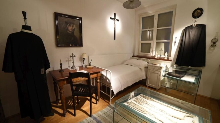 Krakow: Pope John Paul II Guided Tour with Home & Sanctuary - Should you book the John Paul II tour?