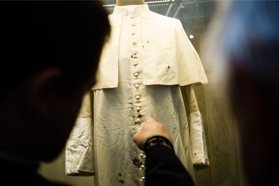 Krakow: Pope John Paul II Guided Tour with Home & Sanctuary - Free time in Wadowice, including the famous kremowka