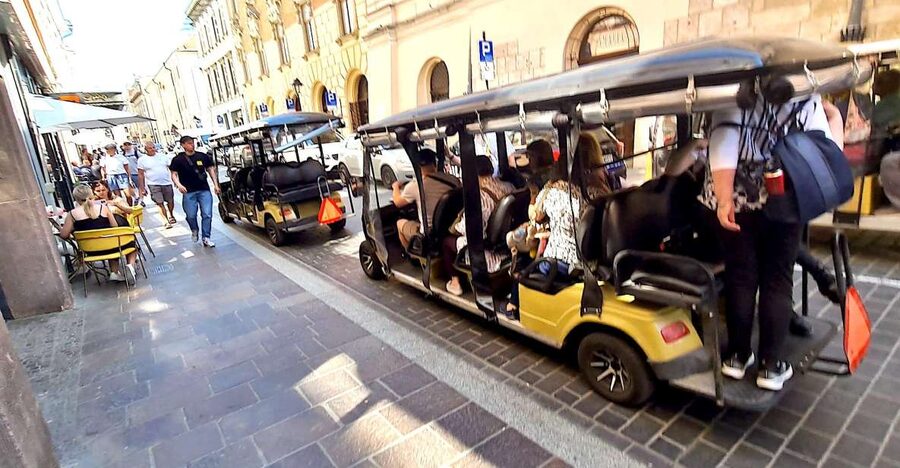 Krakow: Private Panoramic Tour by Golf Cart with Audio Guide - Why a golf cart makes sense in Krakow