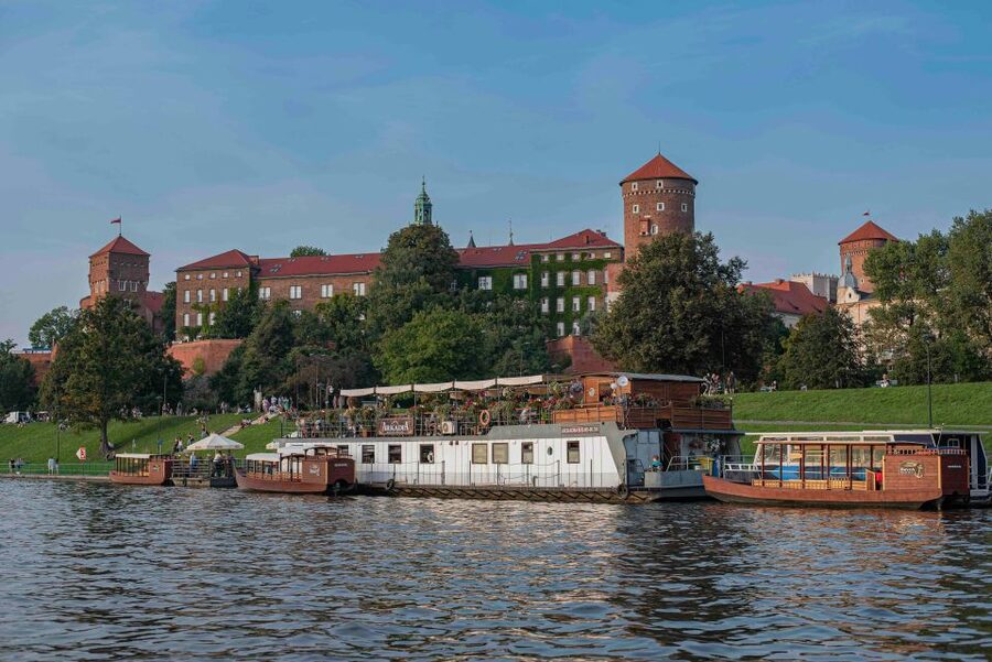 Krakow: Private Traditional Gondola Cruise - What the one-hour cruise actually includes
