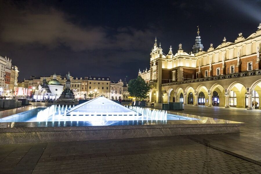 Krakow: Rynek Underground Museum Guided Tour & Stories - Descend four meters into medieval Krakow