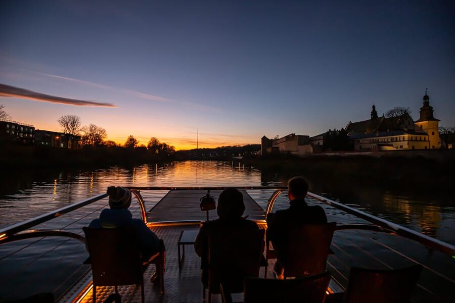 Krakow: Sightseeing Cruise on Vistula River with Audio Guide - Audio guide and the human touch