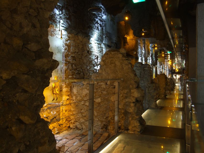 Krakow: Skip the Line Underground Museum and Old Town - Private format versus a large group