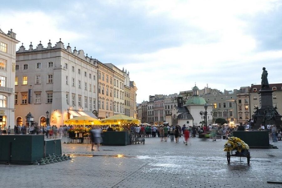 Krakow: Skip the Line Underground Museum Private Guided Tour - Adding Krakow’s Royal Route for four hours
