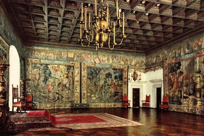 Krakow Skip The Line Wawel Castle and Cathedral Private Tour - Monuments that add meaning to the walk