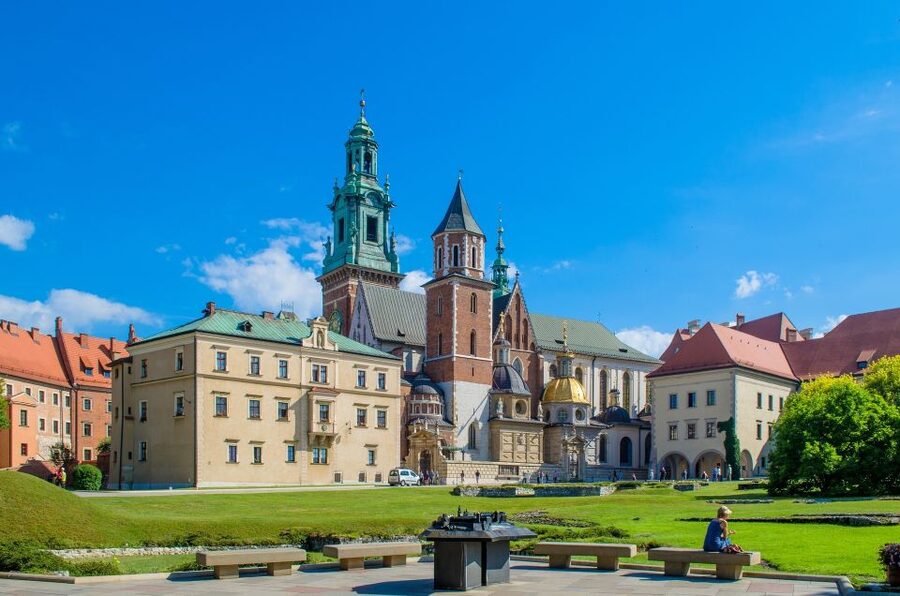 Krakow: Skip-the-Line Wawel Castle & Old Town Guided Tour - What the guides add to the day