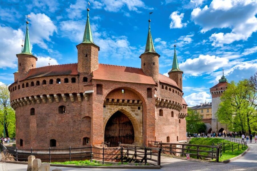 Krakow: St. Mary's Basilica visiting with short guided walk - A 90-minute introduction to Krakow’s Old Town