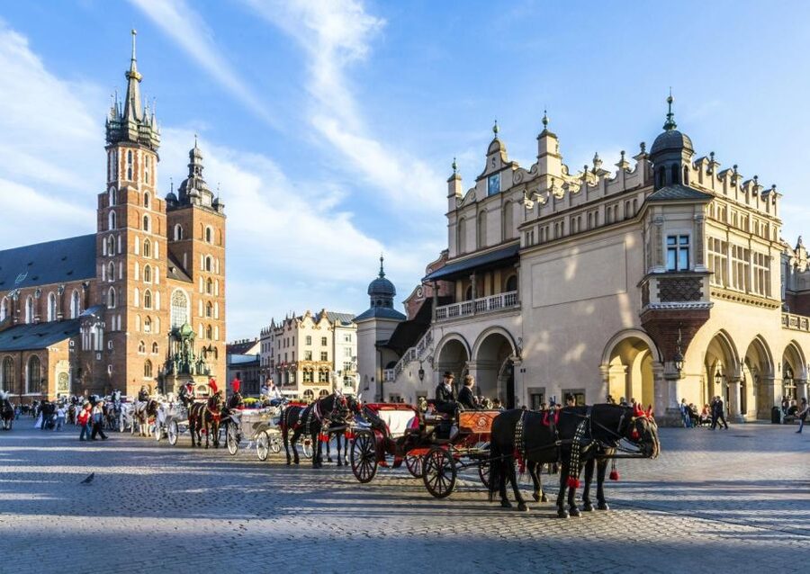 Krakow: St. Mary's Basilica visiting with short guided walk - Approaching the two uneven towers