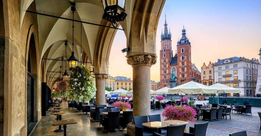 Krakow: St. Mary's Church and Rynek Underground Museum Tour - The Main Square as a medieval workplace