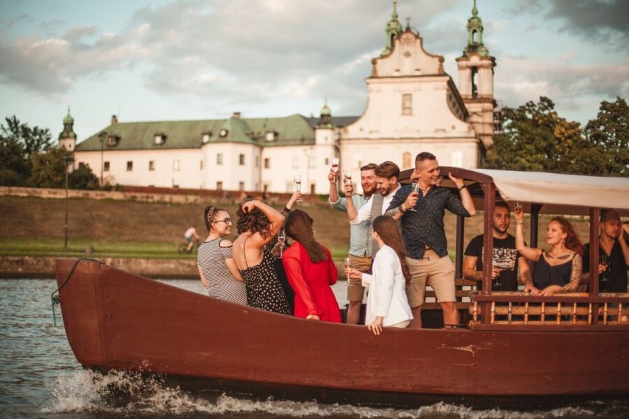 Krakow: Vistula Night Cruise by Gondola w/ Audio Commentary - Why the Night Timing Matters