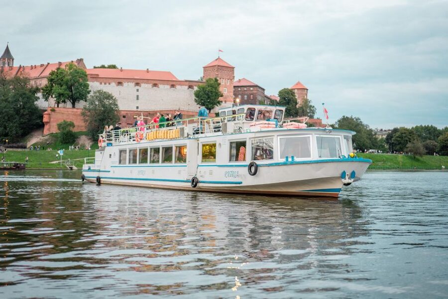 Krakow: Vistula River Panoramic Boat Tour ️ - Finding the Kapitan Victor pier beside Wawel