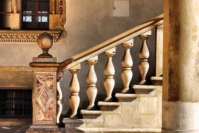Krakow: Wawel Castle & Cathedral Guided Tour - Wawel Cathedral and Poland’s royal story