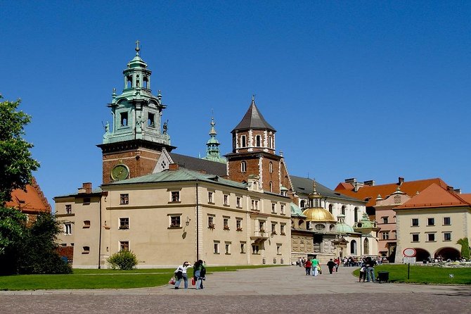 Krakow: Wawel Castle & Cathedral Guided Tour - Guide quality can shape the whole visit