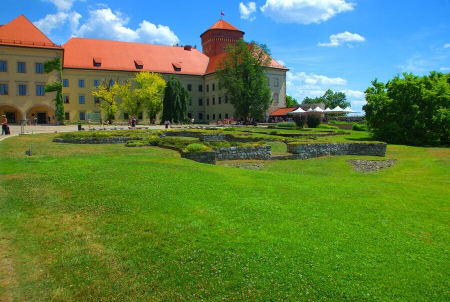 Krakow: Wawel Castle Guided Tour with Entry Tickets - Practical advice for a smoother visit