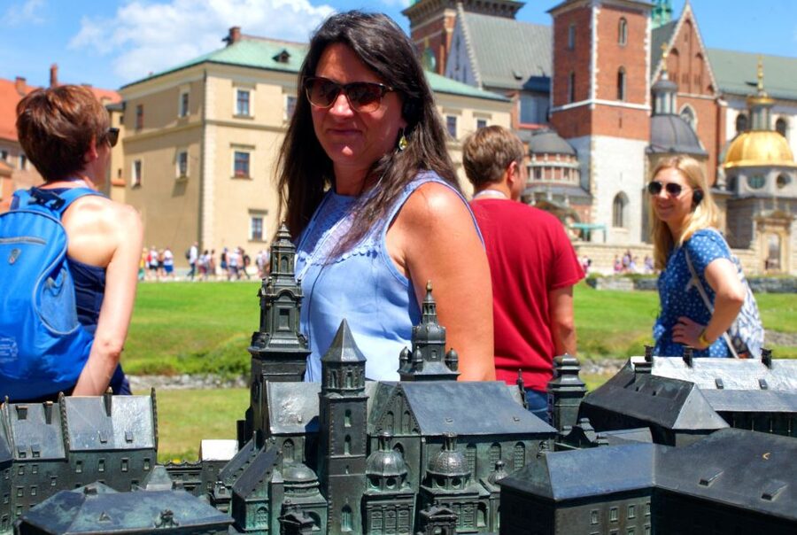 Krakow: Wawel Castle Guided Tour with Entry Tickets - Inside the royal castle: what the guided hour covers