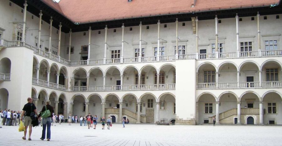 Krakow: Wawel Castle Guided Tour - Entering the royal rooms