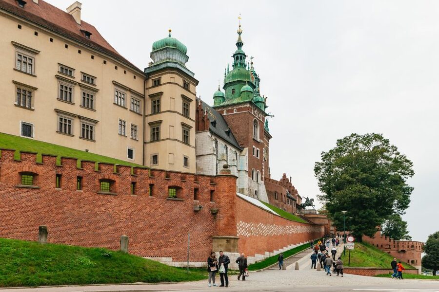 Krakow: Wawel Royal Hill with Optional Castle and Cathedral - Meeting at Kanonicza 9 and climbing through the gates