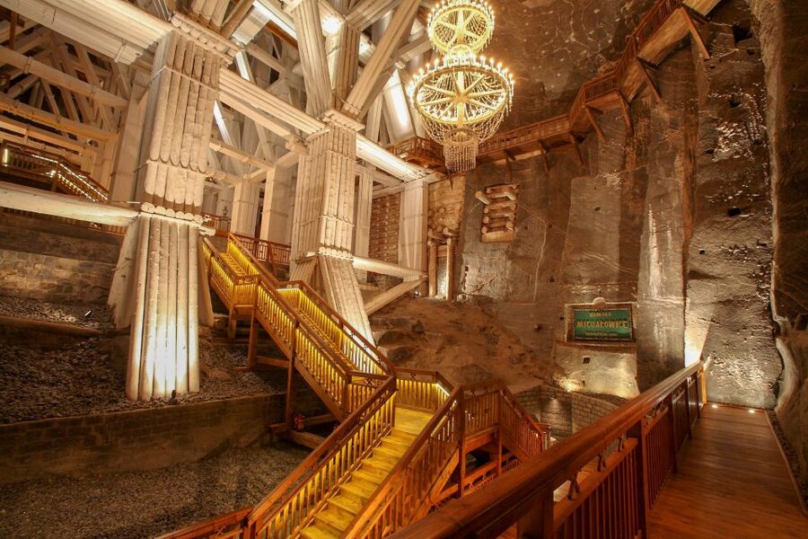 Kraków: Wieliczka Salt Mine Guided Tour with Hotel Pickup - The first steps into the mine