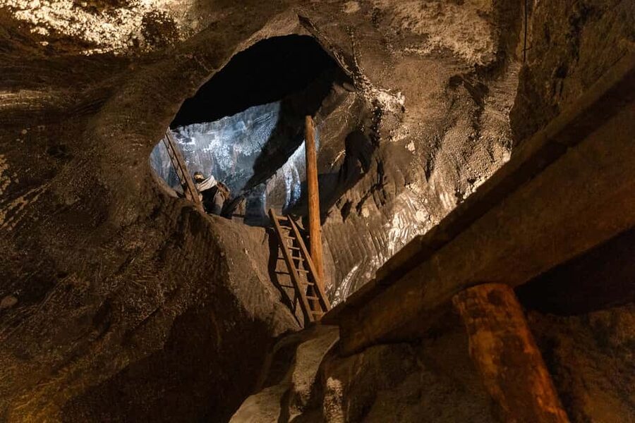 Krakow: Wieliczka Salt Mine Guided Tour with Transport - What the guides add to the visit