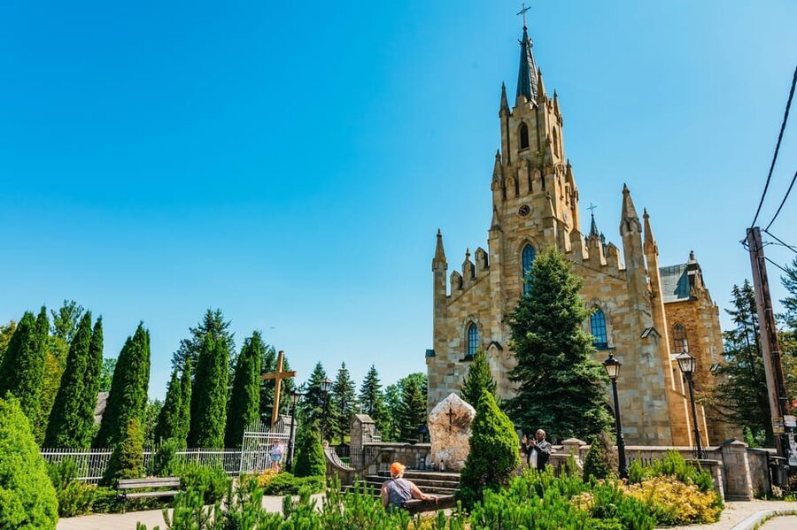 Krakow: Zakopane Tour with Thermal Baths, Cable Car & Pickup - Arriving in Zakopane and walking Krupówki Street